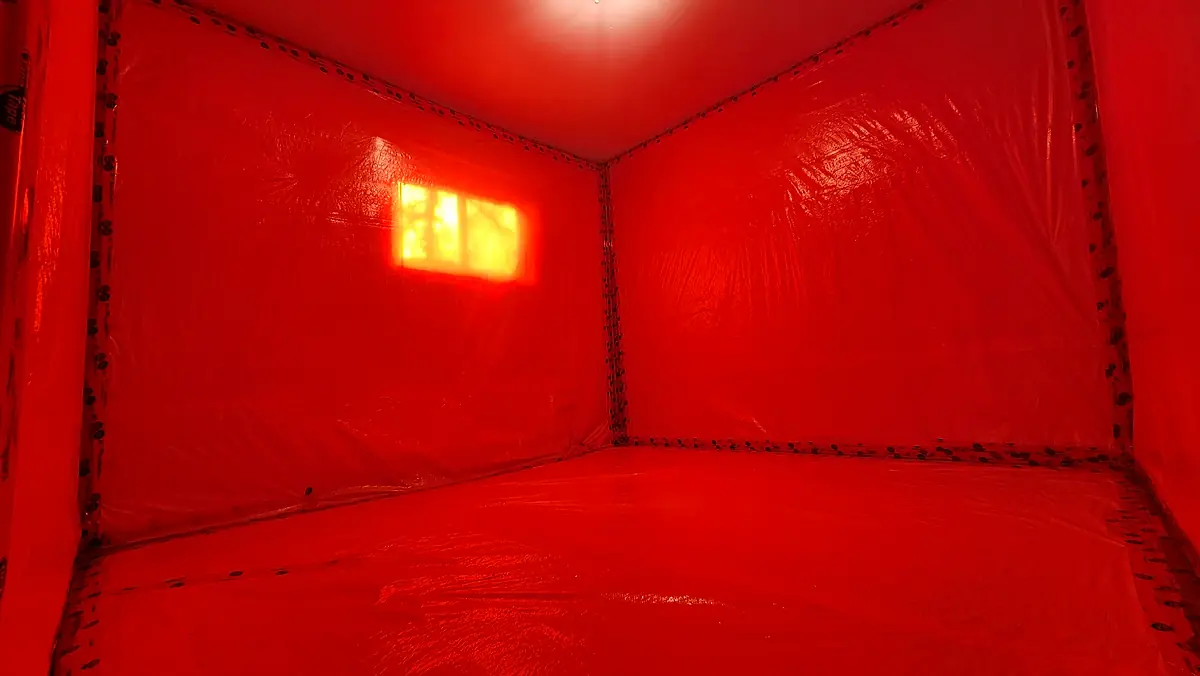 Sealed poly containment under negative air pressure